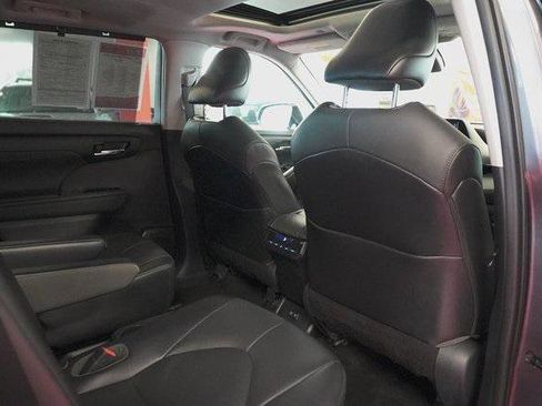 Certified 2021 Toyota Highlander XLE image 44