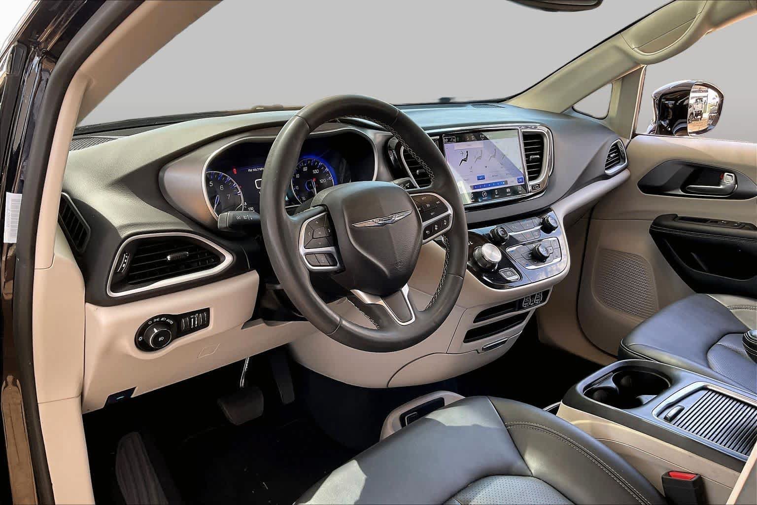 Used 2024 Chrysler Pacifica Touring-L FWD image 17