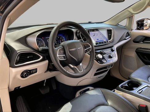 Used 2024 Chrysler Pacifica Touring-L FWD image 17