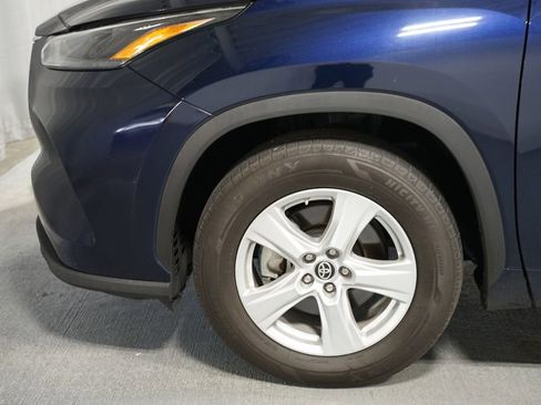 Used 2023 Toyota Highlander LE FWD image 5