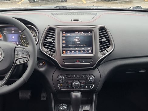 Used 2022 Jeep Cherokee Trailhawk w/ Comfort/Convenience Group image 16