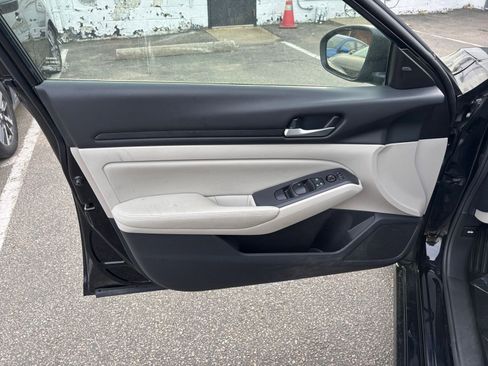 Used 2025 Nissan Altima 2.5 SV image 18