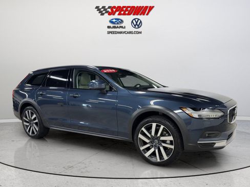 Used 2025 Volvo V90 B6 Cross Country Plus w/ Climate Package AWD/4WD image 3