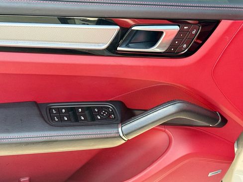 Used 2022 Porsche Cayenne image 19