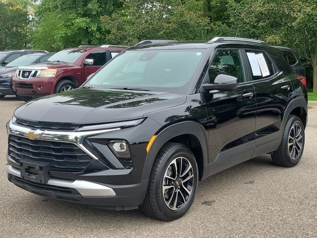 Used 2025 Chevrolet TrailBlazer LT AWD/4WD image 2