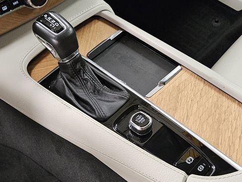 Used 2022 Volvo XC90 T6 Momentum w/ Climate Package image 44