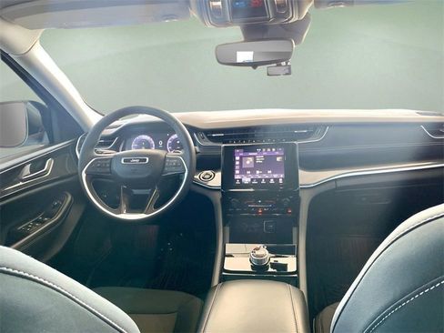 Used 2023 Jeep Grand Cherokee Laredo image 27