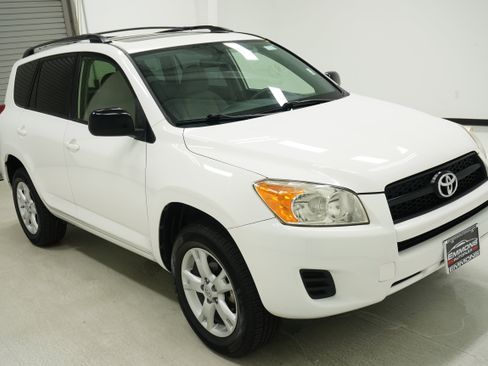 Used 2012 Toyota RAV4 FWD w/ Upgrade Value Pkg image 3