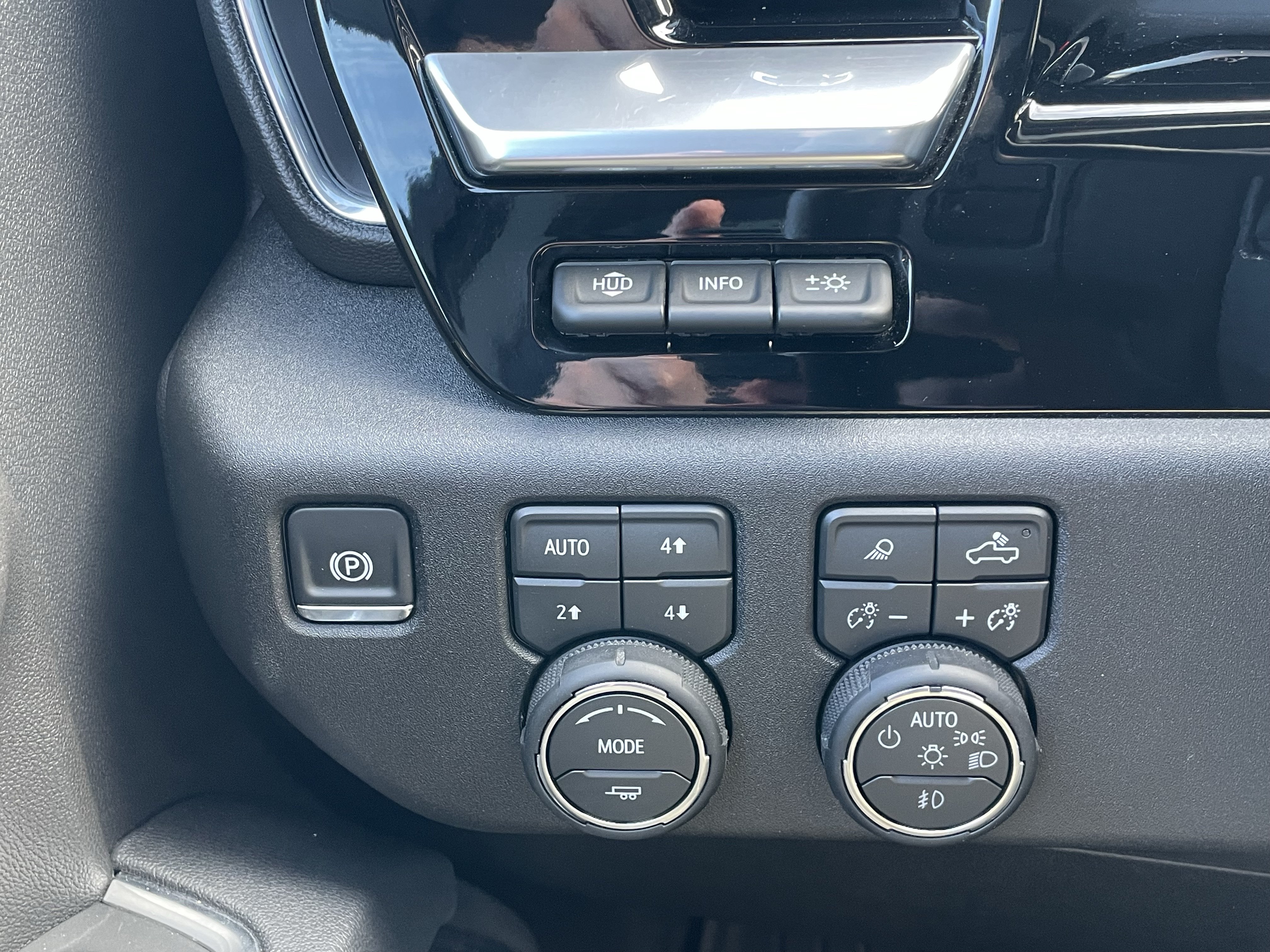 Used 2026 Chevrolet Silverado 2500 LTZ w/ LTZ Premium Package AWD/4WD image 15