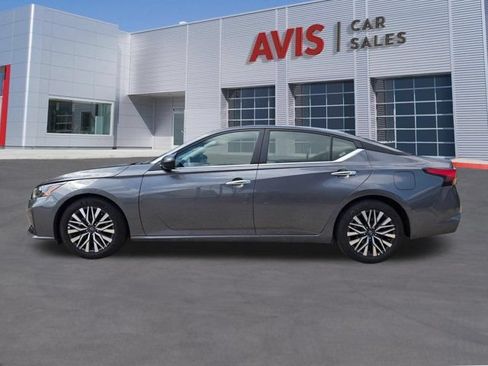 Used 2025 Nissan Altima 2.5 SV FWD image 11