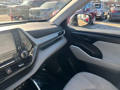 Used 2021 Toyota Highlander LE image 30