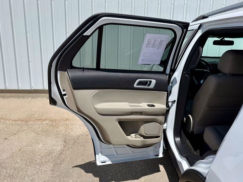 Used 2014 Ford Explorer XLT w/ Equipment Group 202A AWD/4WD image 16