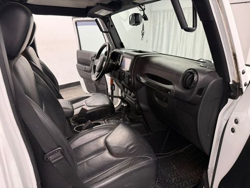 Used 2015 Jeep Wrangler Unlimited Sahara AWD/4WD image 35