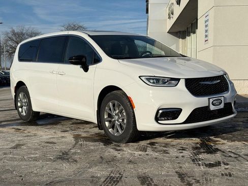New 2026 Chrysler Pacifica Limited w/ Trailer Tow Group AWD/4WD image 2