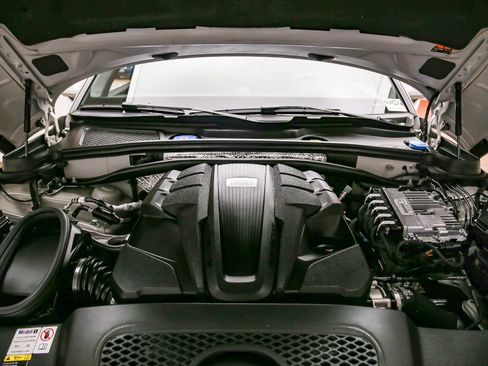 Certified 2023 Porsche Macan S AWD/4WD image 32