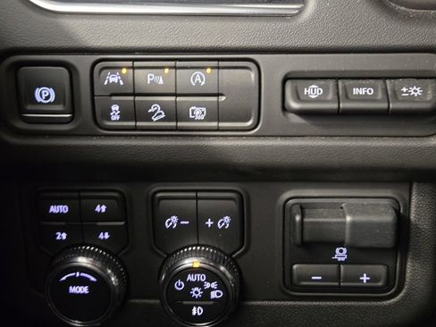 Used 2024 GMC Yukon XL AT4 w/ Technology Package image 13