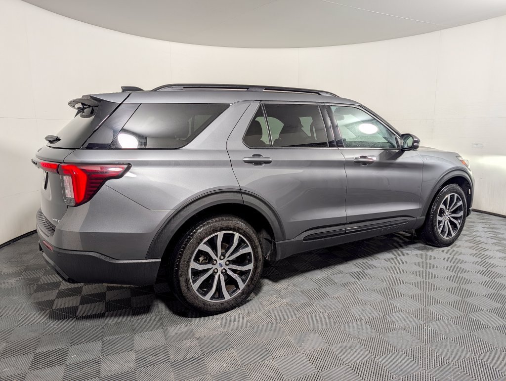 Certified 2025 Ford Explorer ST-Line AWD/4WD image 2