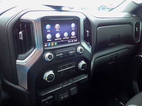 Used 2022 GMC Sierra 3500 SLE w/ Remote Start Package image 17