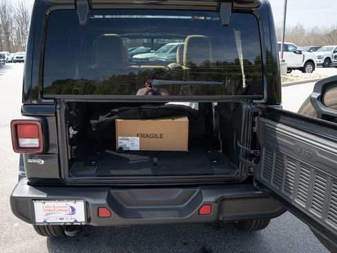 Used 2023 Jeep Wrangler Sahara image 9