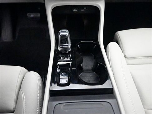 Used 2025 Volvo XC40 B5 Ultra image 13
