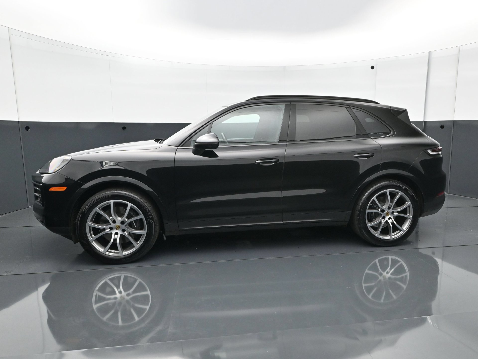 Used 2024 Porsche Cayenne AWD/4WD image 3