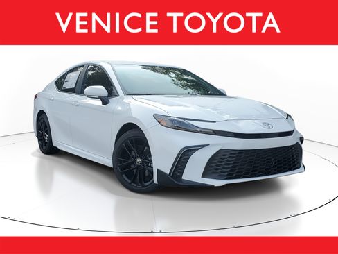 Used 2025 Toyota Camry SE image 1