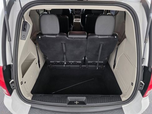 Used 2019 Dodge Grand Caravan SXT image 18