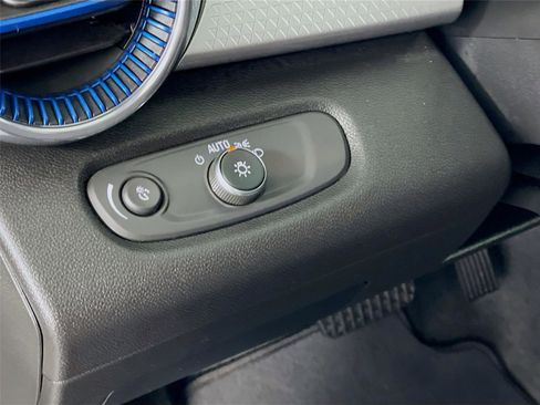 Used 2025 Chevrolet Trax LT w/ LT Convenience Package image 13