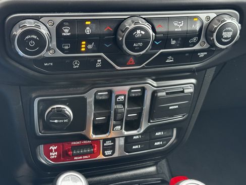 Used 2023 Jeep Wrangler Unlimited Rubicon w/ Cold Weather Group image 30