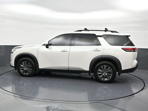 Used 2022 Nissan Pathfinder SV image 2