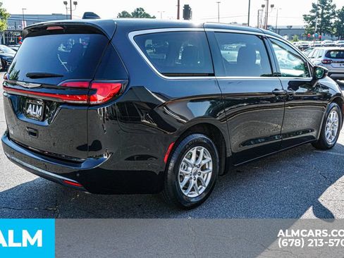 Used 2023 Chrysler Pacifica Touring-L FWD image 5