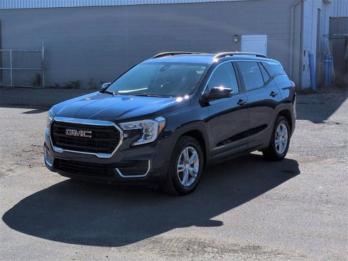 Used 2023 GMC Terrain SLE w/ Driver Convenience Package image 4