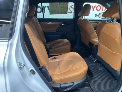 Used 2025 Toyota Highlander Platinum image 16
