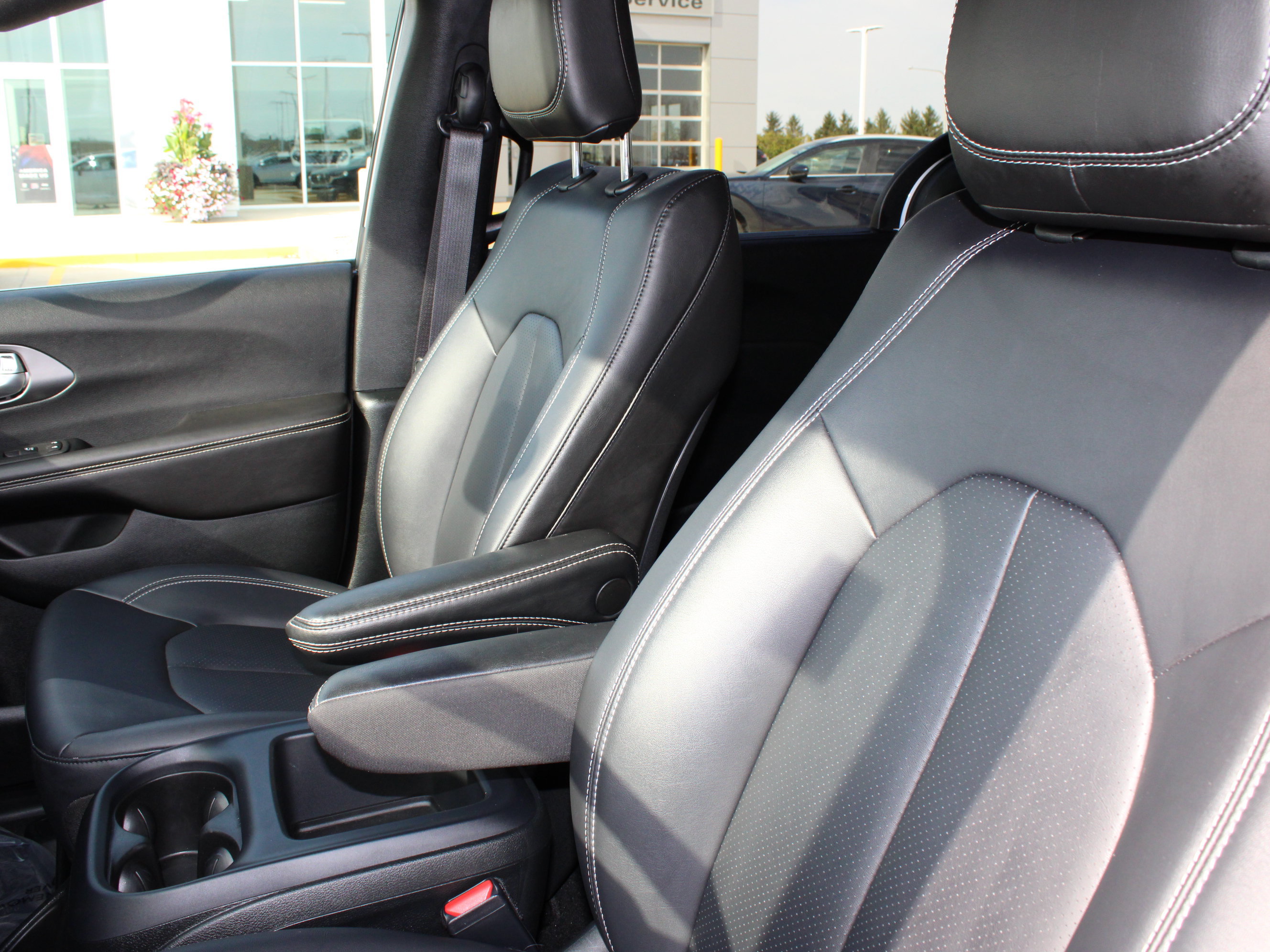 Used 2026 Chrysler Pacifica Select FWD image 34