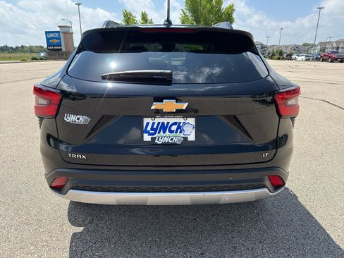 Used 2025 Chevrolet Trax LT FWD image 4