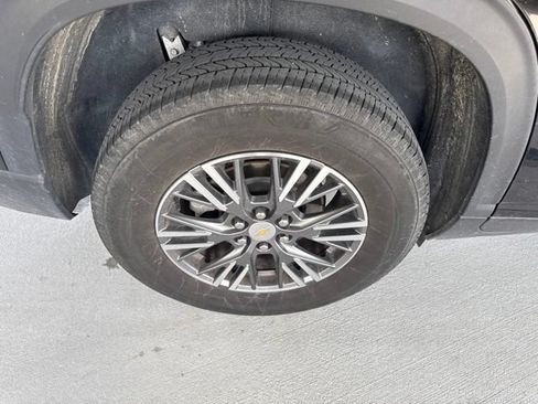 Used 2025 Chevrolet Traverse LT FWD image 23