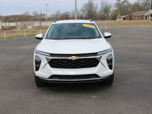 Used 2025 Chevrolet Trax LT w/ LT Convenience Package image 3
