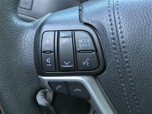 Used 2018 Toyota Highlander LE image 23