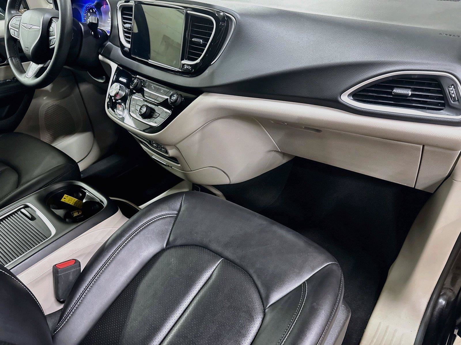 Used 2024 Chrysler Pacifica Touring-L FWD image 27