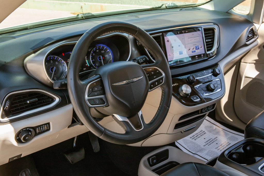 Used 2023 Chrysler Pacifica Touring-L FWD image 10