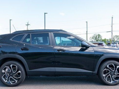Used 2025 Chevrolet Trax RS w/ Driver Confidence Package FWD image 5