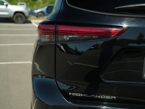 Used 2023 Toyota Highlander L FWD image 38