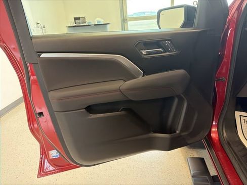 Used 2025 Chevrolet Colorado Z71 w/ Technology Package AWD/4WD image 41