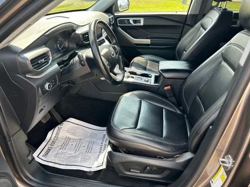 Used 2021 Ford Explorer XLT w/ Equipment Group 202A AWD/4WD image 13