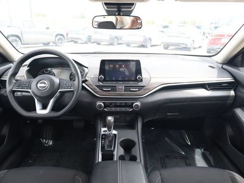 Used 2025 Nissan Altima 2.5 SV FWD image 14