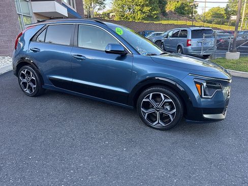 Used 2023 Kia Niro EX Touring FWD image 2