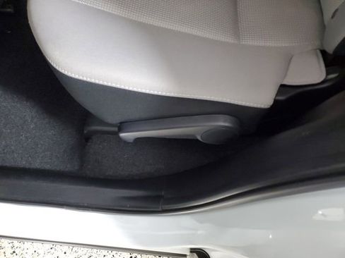 Used 2018 Toyota RAV4 XLE FWD image 15