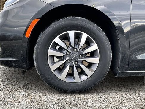 Used 2023 Chrysler Pacifica Touring-L image 9