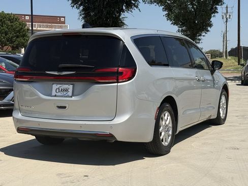Used 2024 Chrysler Pacifica Touring-L FWD image 4