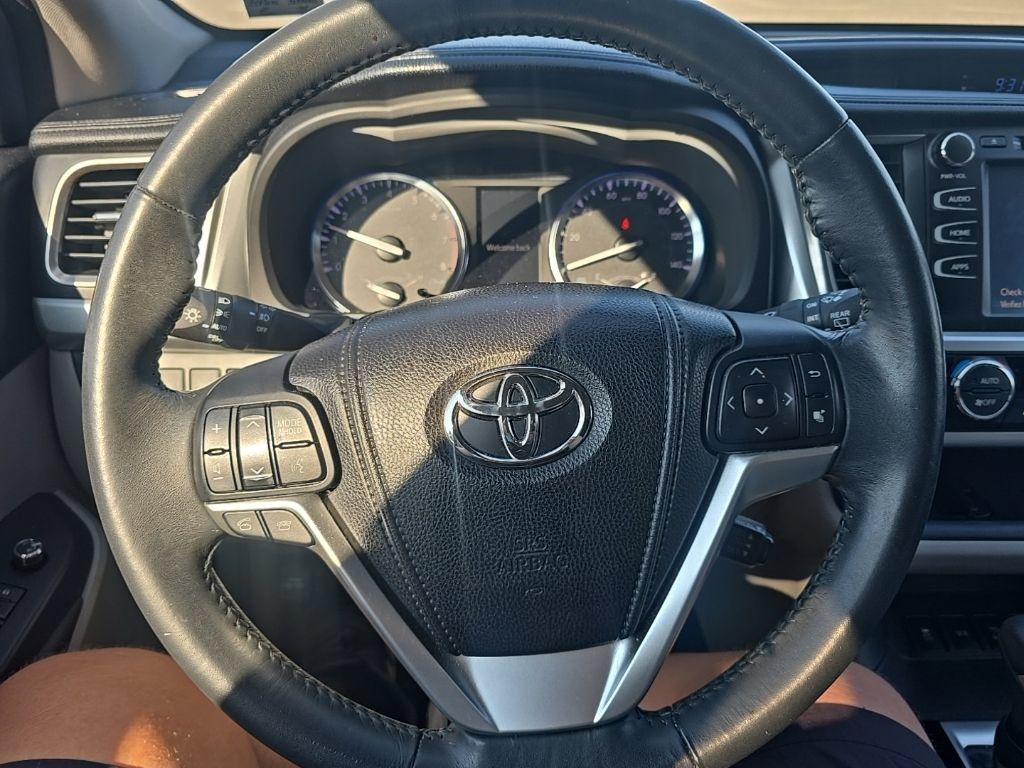 Used 2014 Toyota Highlander XLE AWD/4WD image 15